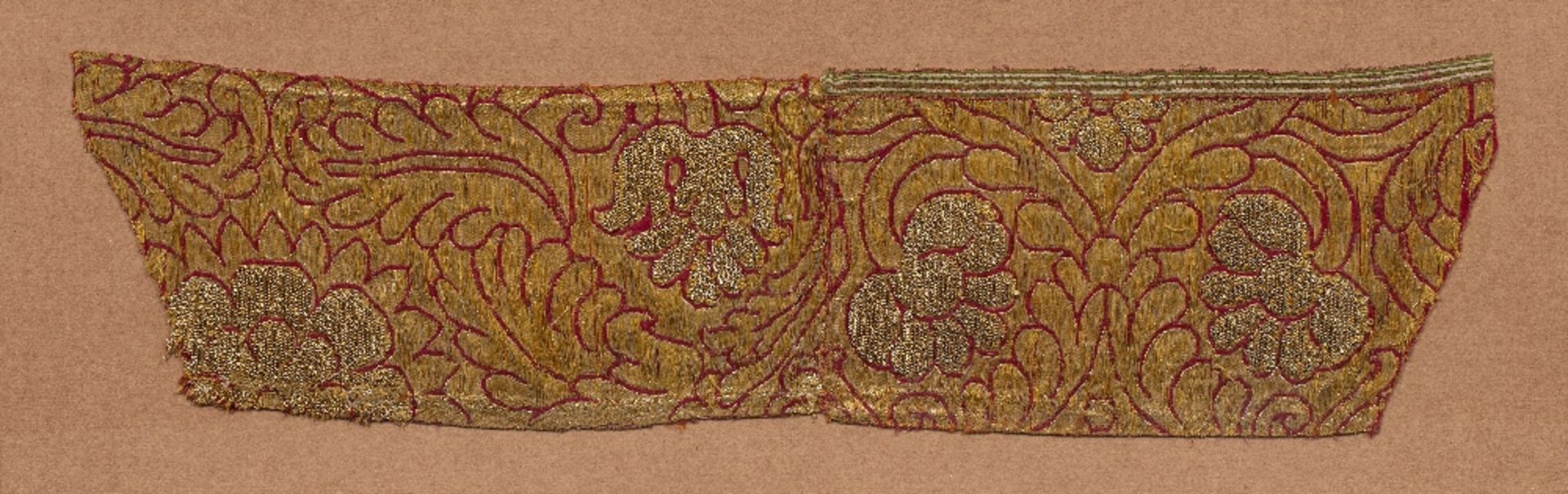 Somptueux BrocardVenise, vers 1470-80Soie, fils d'or et d'argent 16 x 65 cm Ce panneau, à décor de
