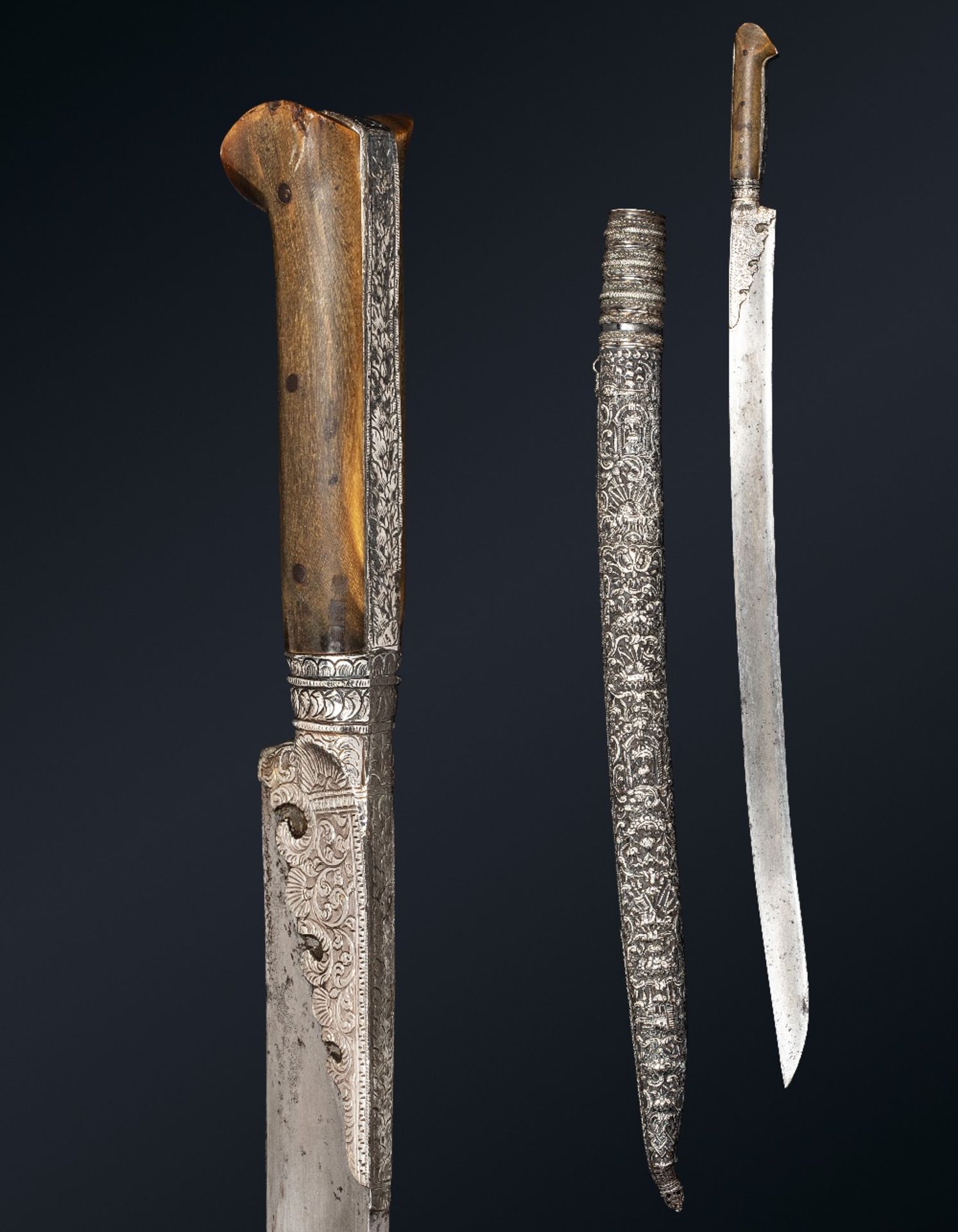 Beau YataganEmpire ottoman, vers 1830.Sabre à poignée en corne, forte lame en acier, garde et soie