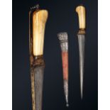 Peshkabz mogholInde, XVIIIe siècleA poignée en ivoire, garde, soie et dos de la lame incrustés d'