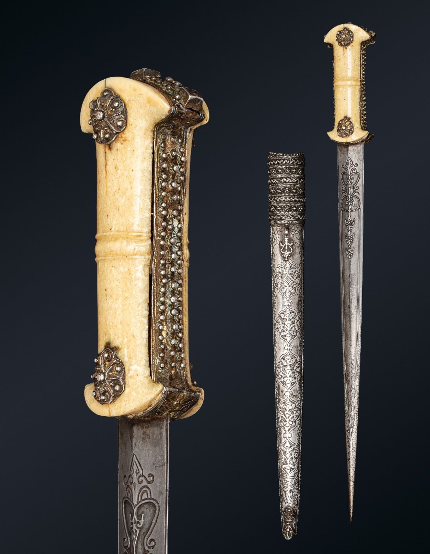 Beau Khanjar de cour ottomaneTurquie, XVIIIe siècleDague à poignée en ivoire de morse appliquée de