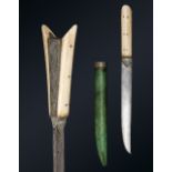 Couteau crétoisGrèce, 19eme siècleA lame droite en acier gravée sur le plat et sur le dos d'un motif