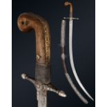 ShamshirTurquie, XIXe siècleA lame courbe en acier, poignée à plaquette en corne blonde, garde à
