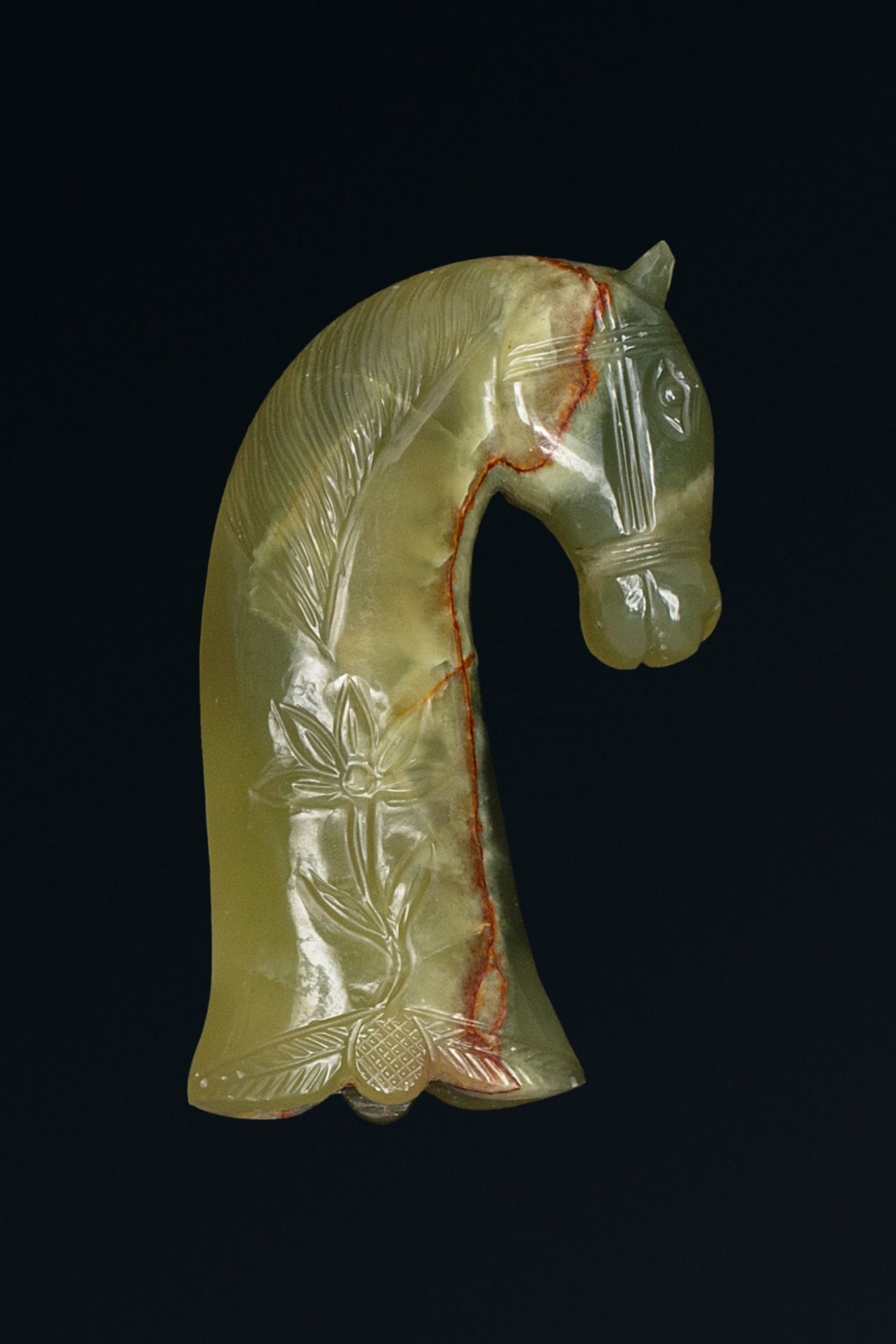 Poignée de dagueInde, début XXèmeEn jadéite, sculpté d'une tête de cheval harnachée, la crinière - Bild 2 aus 2