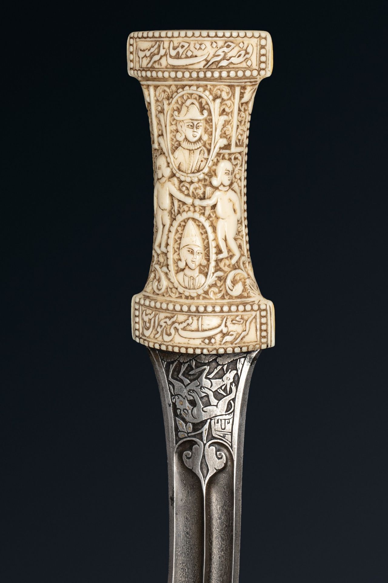 Belle jembiya qajarIran, vers 1850A poignée en ivoire de morse très finement sculptée. Sur une face, - Bild 3 aus 5