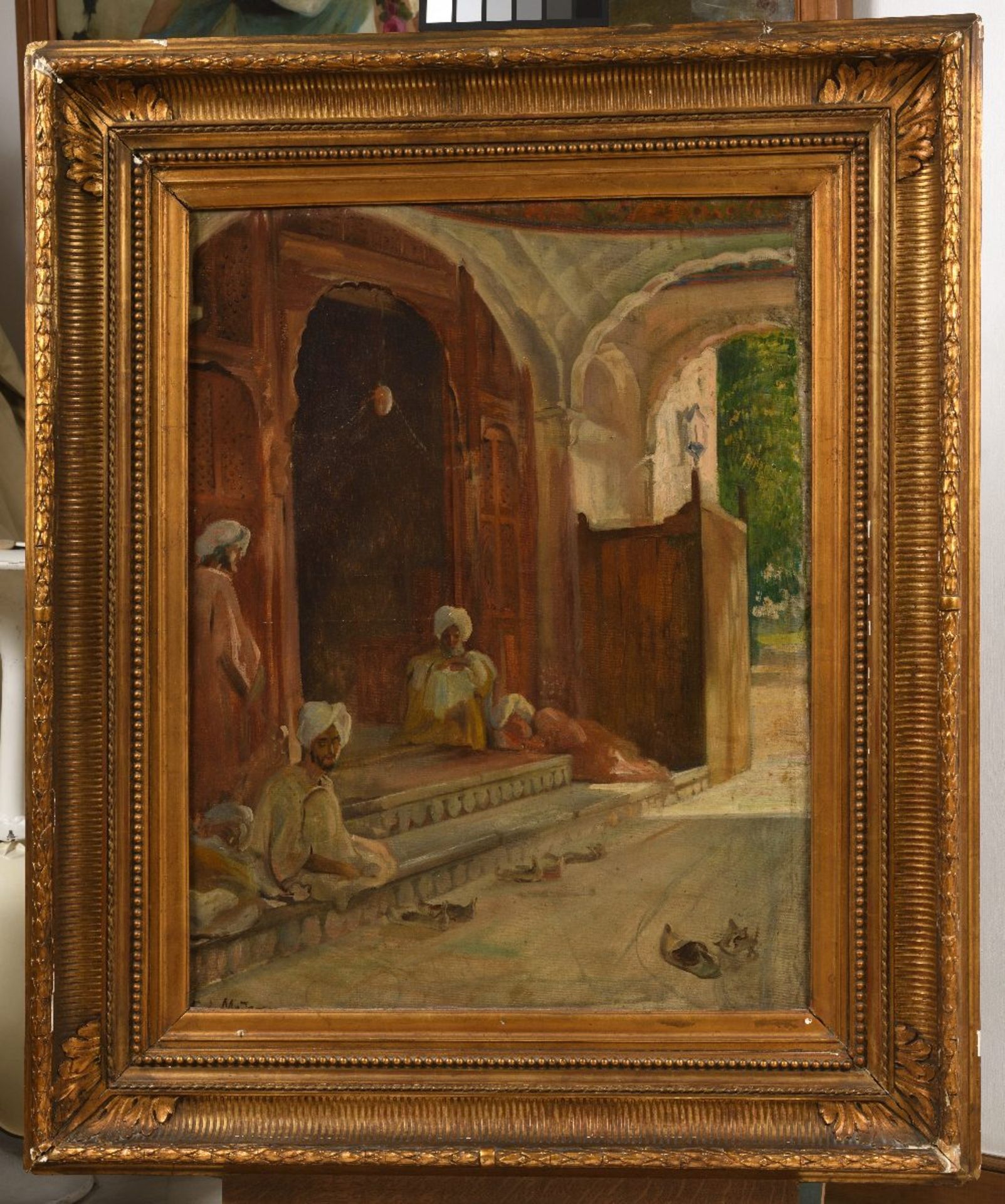 F. L MADRAZO (Actif au XIX ème siècle)Hommes assis devant la mosquée, IndeHuile sur toile d' - Bild 2 aus 3