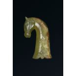 Poignée de dagueInde, début XXèmeEn jadéite, sculpté d'une tête de cheval harnachée, la crinière