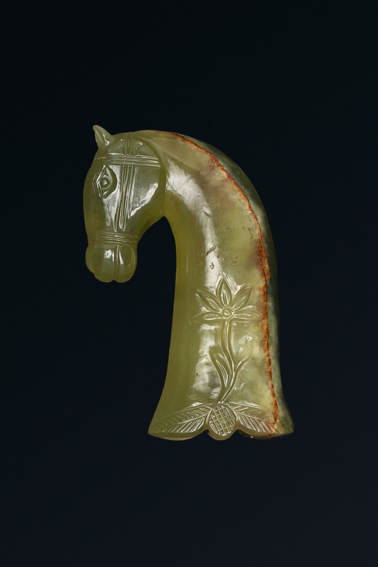 Poignée de dagueInde, début XXèmeEn jadéite, sculpté d'une tête de cheval harnachée, la crinière