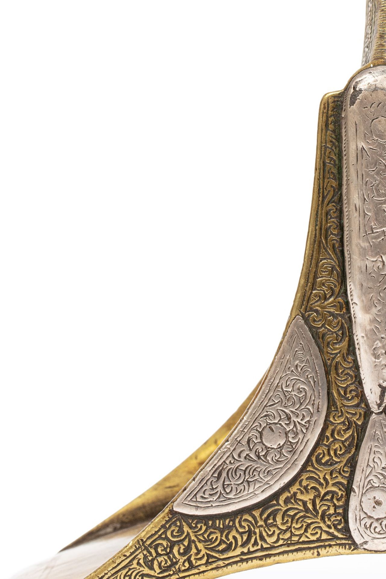 Paire d'étriersMaroc, XIXe siècleEn cuivre jaune ciselé, rehaussé de plaques d'argent gravées à - Bild 2 aus 2