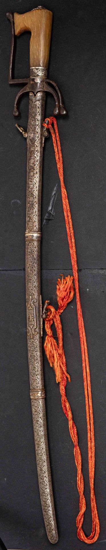 NimchaMaroc, XIXe siècleEpée à poignée en corne blonde, la garde en argent, les quillons en métal. - Bild 4 aus 4