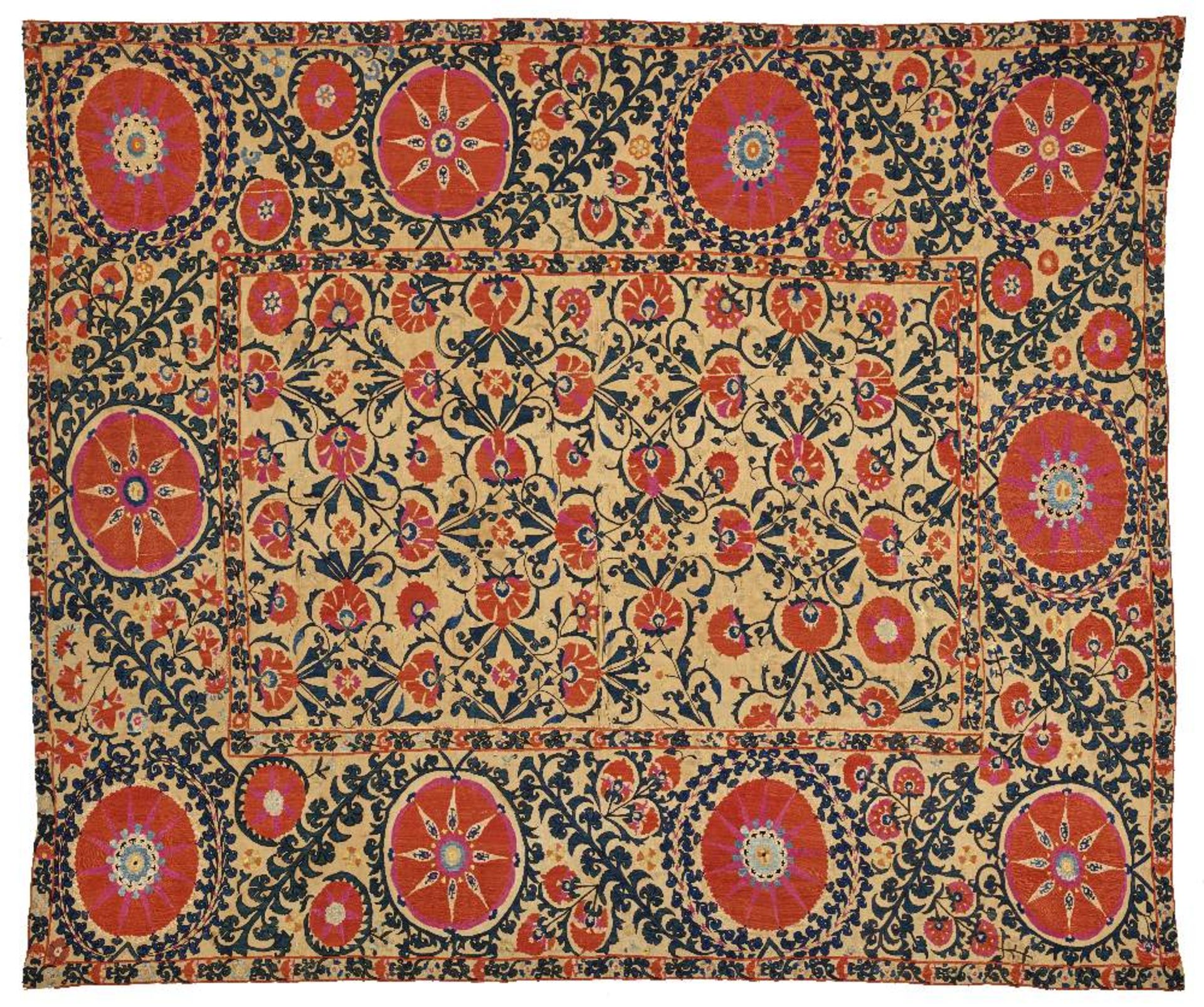 Splendide suzaniOuzbékistan, XIXe siècleTenture en coton brodé de fils de soie polychrome composée
