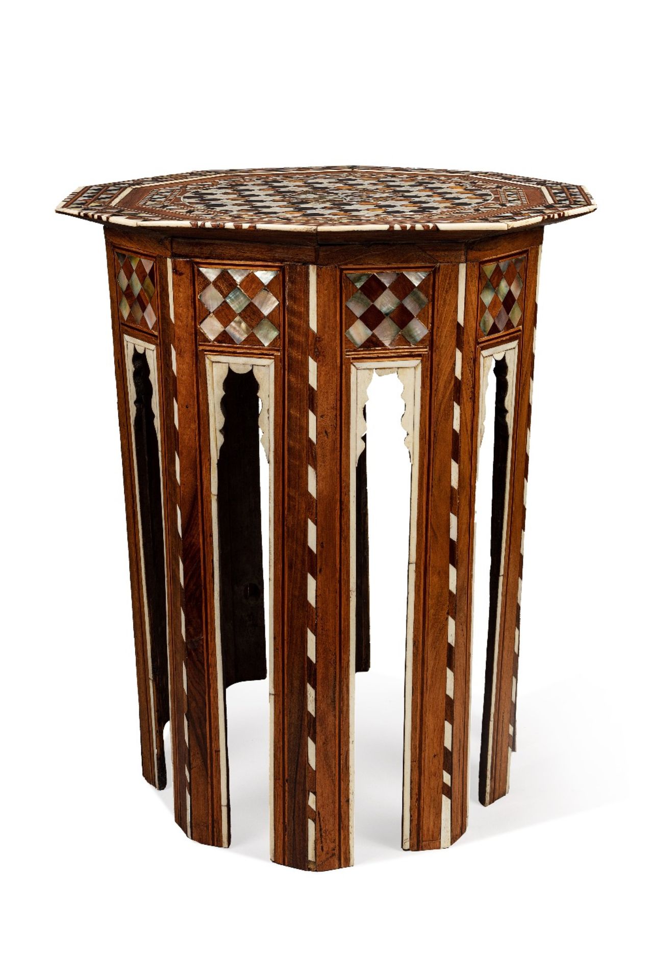 Grand guéridon ottomanTurquie, XVIIIe siècleTable de forme décagonale en bois incrusté de nacre, d' - Bild 2 aus 2