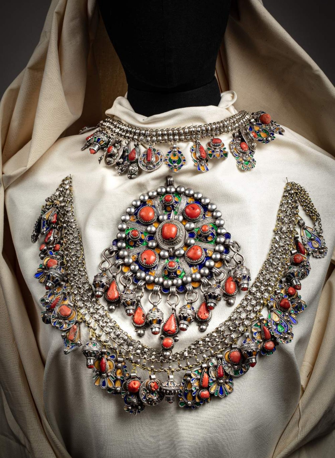 Collier Kabyle des Beni YeniAlgérie, Grande Kabylie, vers 1935En argent, corail, et émaux jaune,