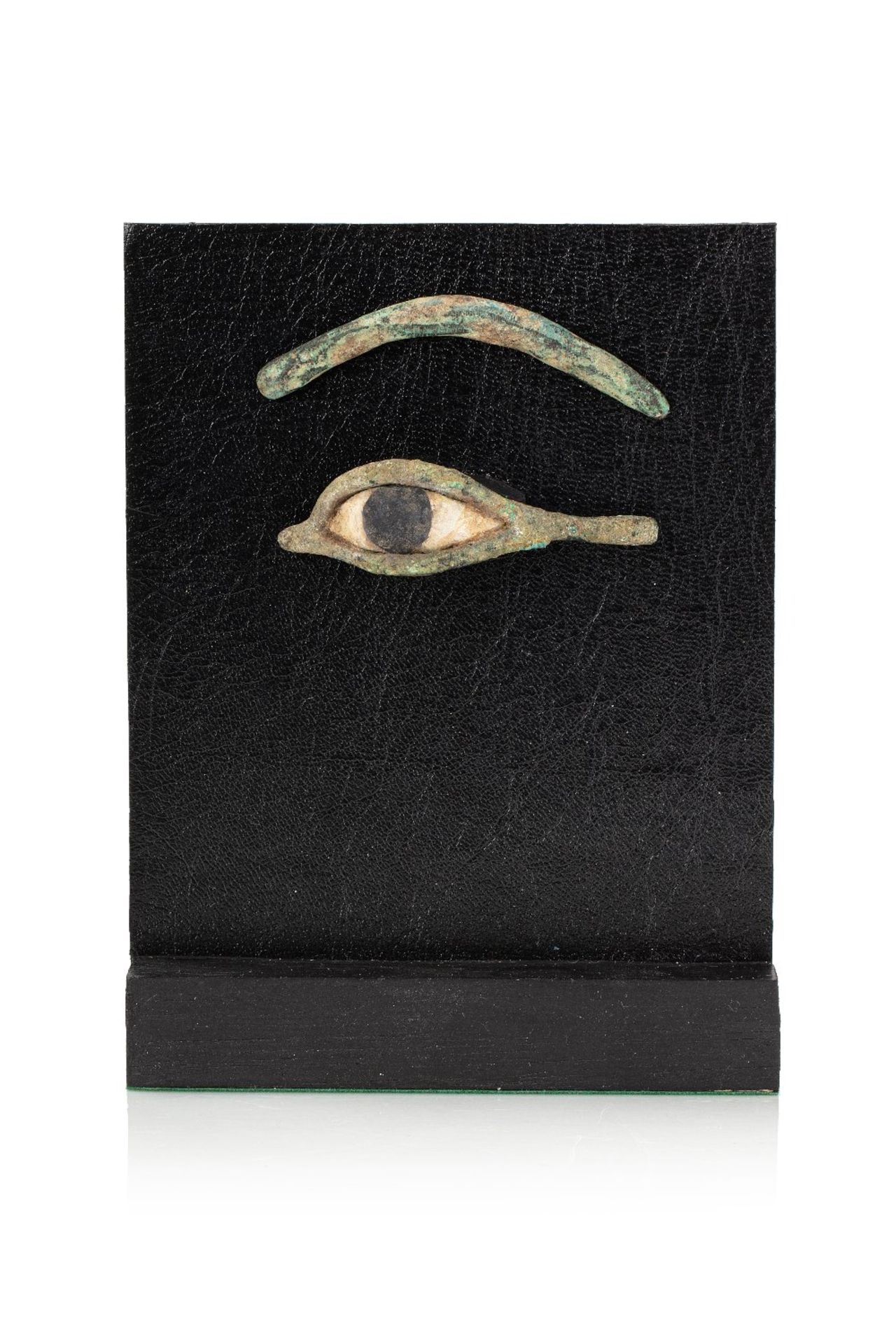 Oeil gauche d'inscrustation de masque de sarcophageBronze à patine verte croûteuse Calcaire. Egypte,