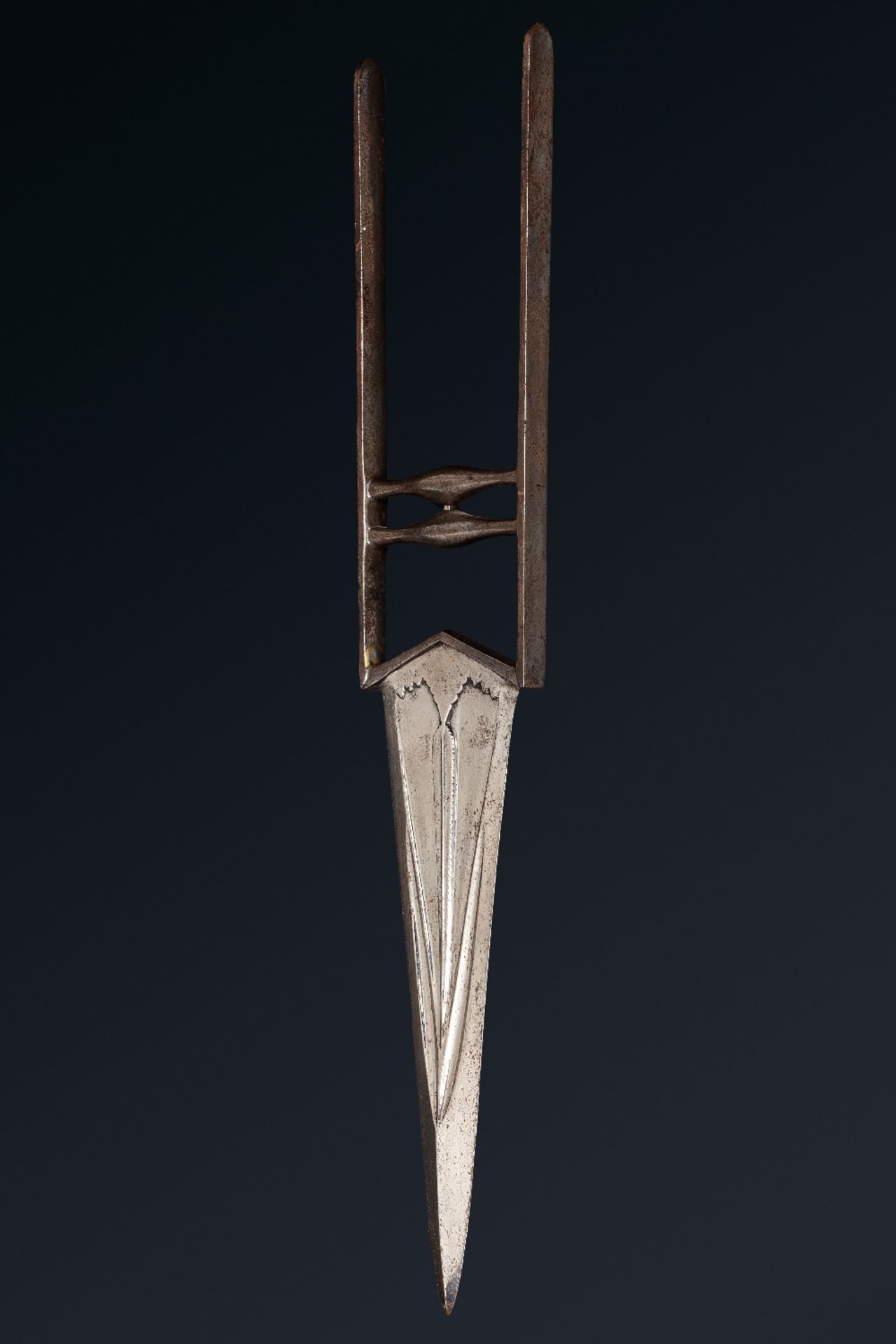 Katar au cyprèsInde, vers 1880Poignard à poignée à double branches en acier, la lame à double