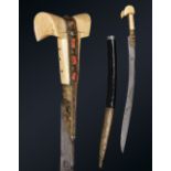 Grand Yatagan ottomanBalkans, daté 1285H (=1868)A poignée à oreillettes en ivoire de morse. Soie