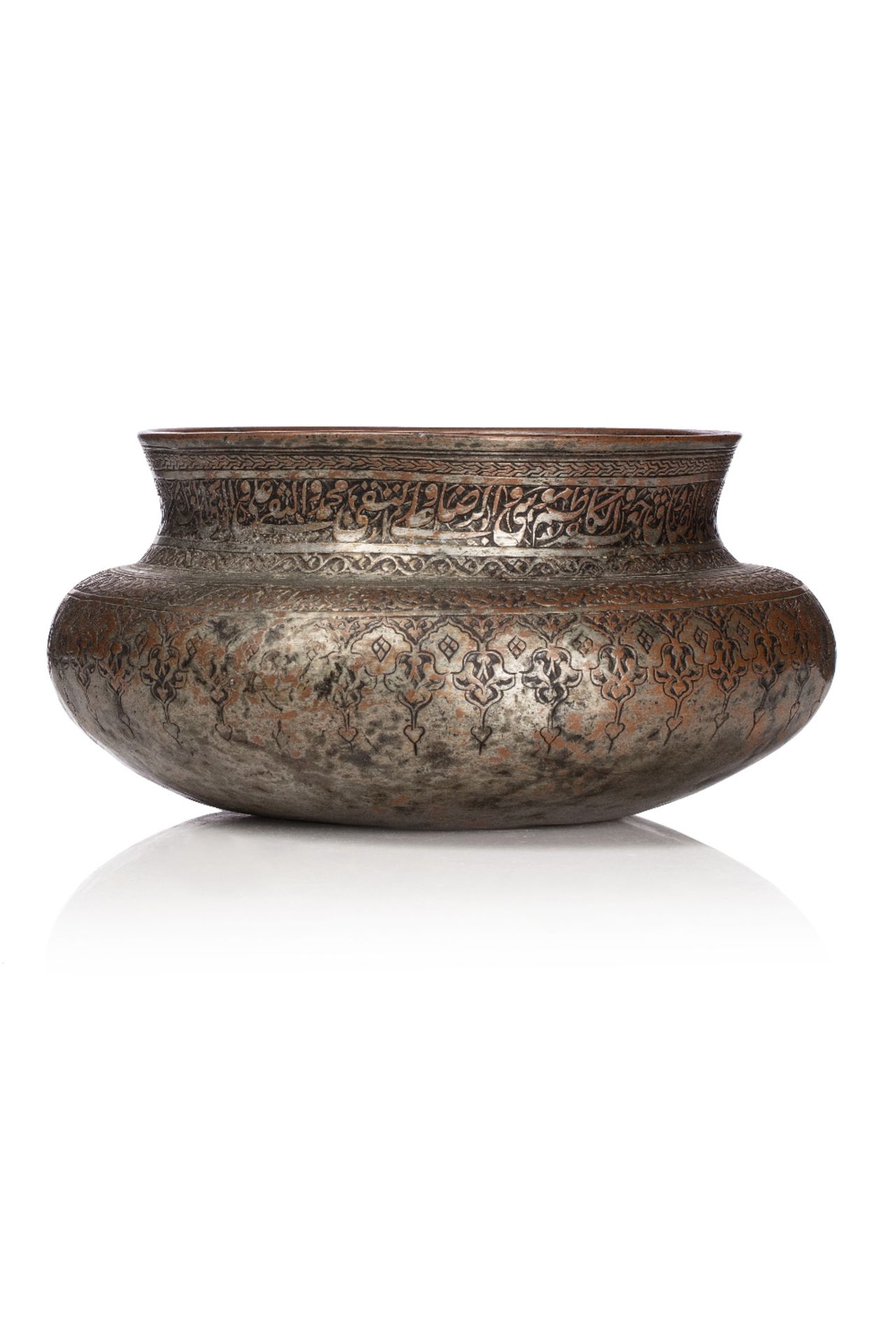 Tas du DeccanInde, XVIIe-XVIIIe siècleBassin à panse bombée et col cintré, en cuivre étamé, à