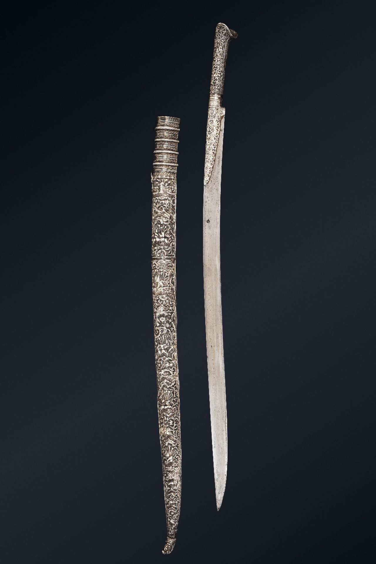 Beau Yatagan ottomanBalkans, daté 1218H (=1803)A poignée à oreillettes et garde en argent repoussé - Bild 2 aus 4