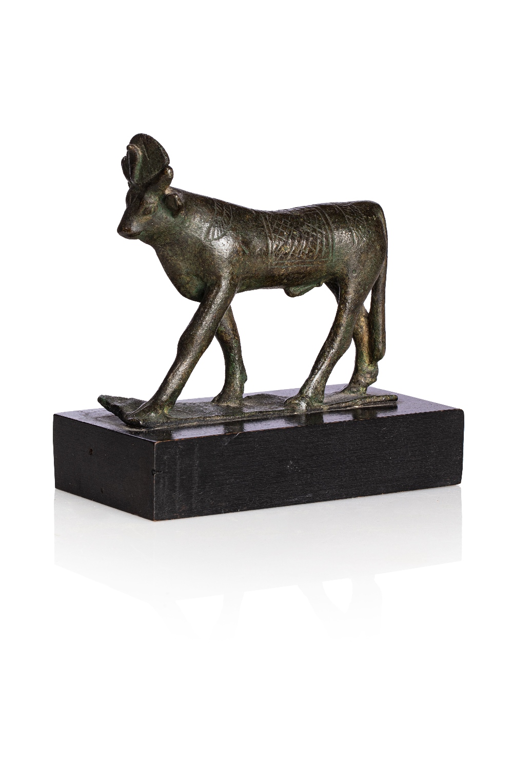 Statuette de taureau à pis marchantIl est coiffé du disque solaire uraus Un scarabée ailé et un tapi