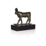 Statuette de taureau à pis marchantIl est coiffé du disque solaire uraus Un scarabée ailé et un tapi