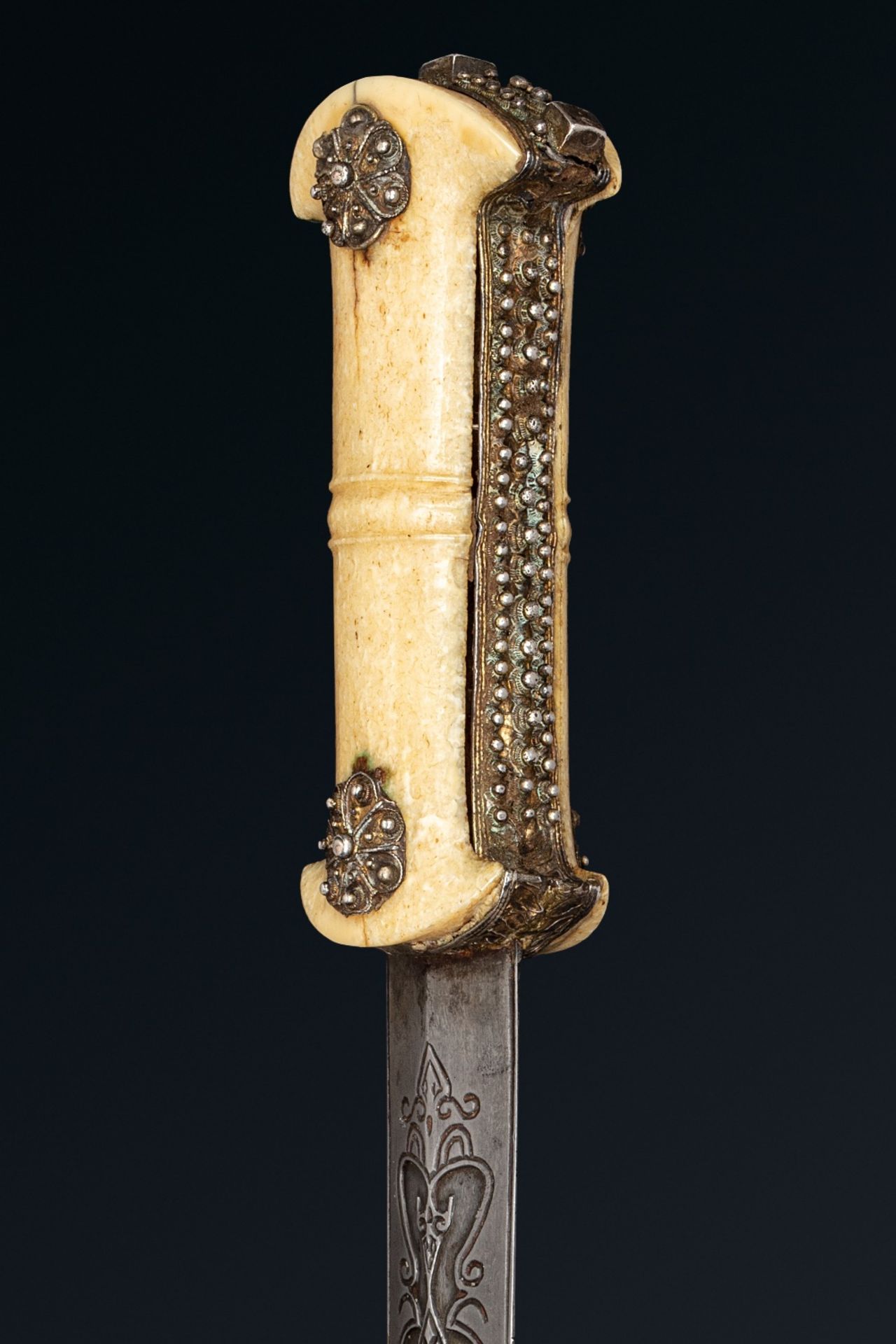 Beau Khanjar de cour ottomaneTurquie, XVIIIe siècleDague à poignée en ivoire de morse appliquée de - Bild 4 aus 4