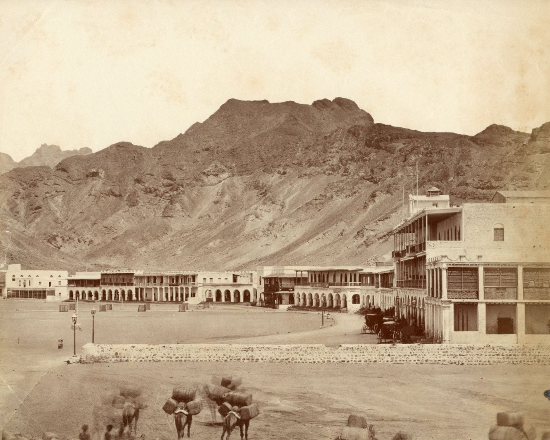 YémenAden, vue générale, le marché aux chameaux, c. 1875-1880 2 tirages albuminés 19.1 x 25.5 cm - - Image 2 of 2