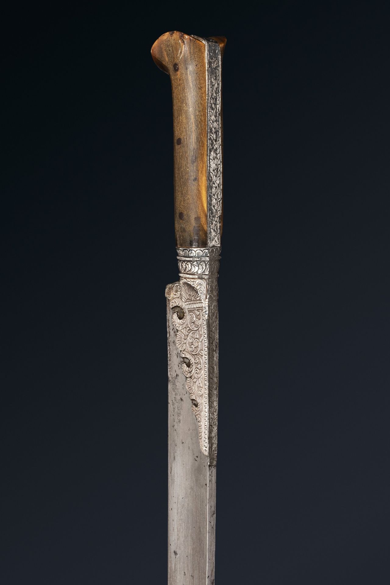Beau YataganEmpire ottoman, vers 1830.Sabre à poignée en corne, forte lame en acier, garde et soie - Bild 2 aus 4