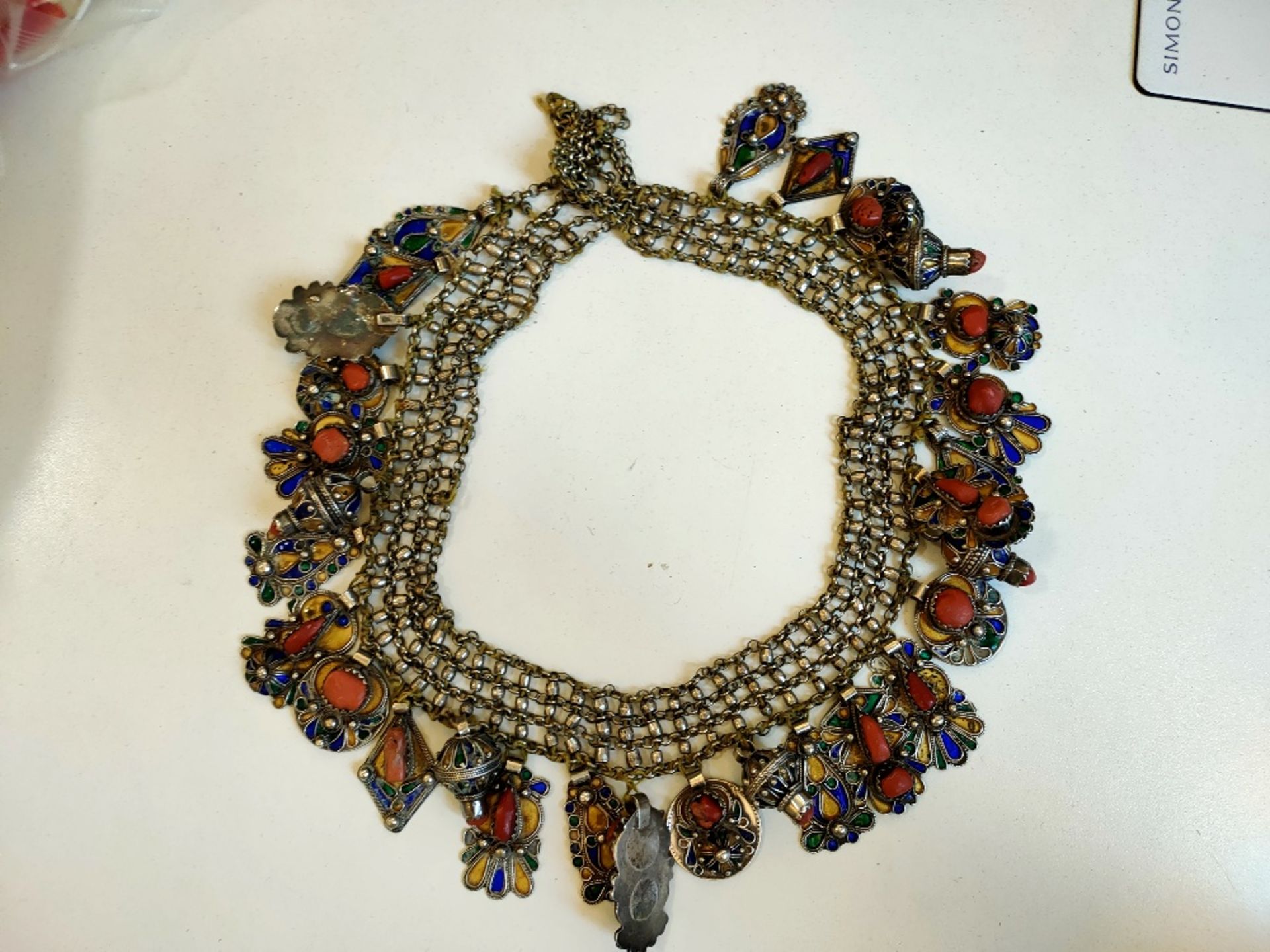 Collier Kabyle des Beni YeniAlgérie, Grande Kabylie, vers 1935En argent, corail, et émaux jaune, - Bild 2 aus 2