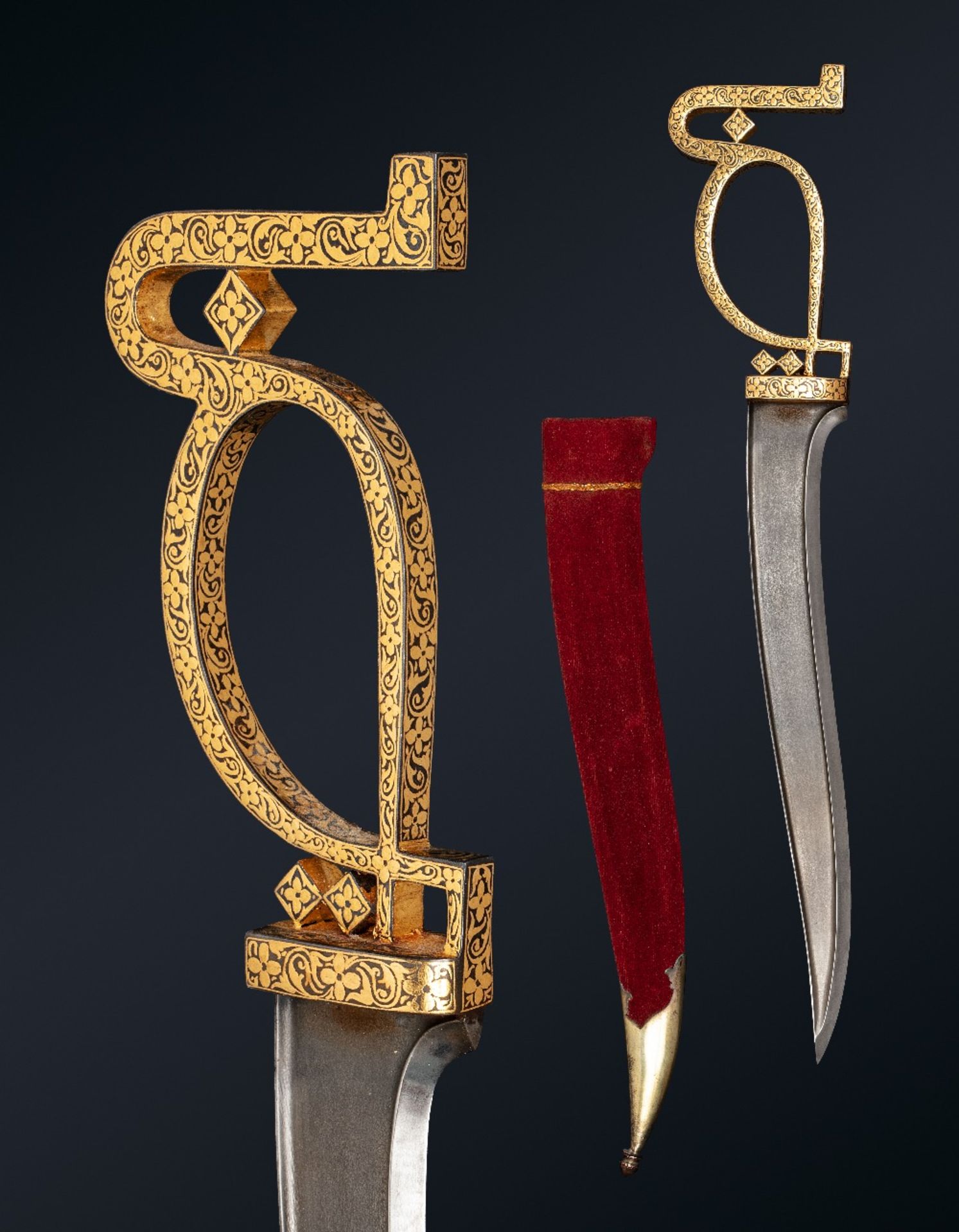 Pesh Kabz calligraphiqueInde du Nord,Dague en acier incrusté d'or à décor floral en koftgari, la