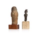 Lot comprenantUn oushebti anépigraphie Terre cuite ocre Et un osiris Bronze à patine noire Egypte,