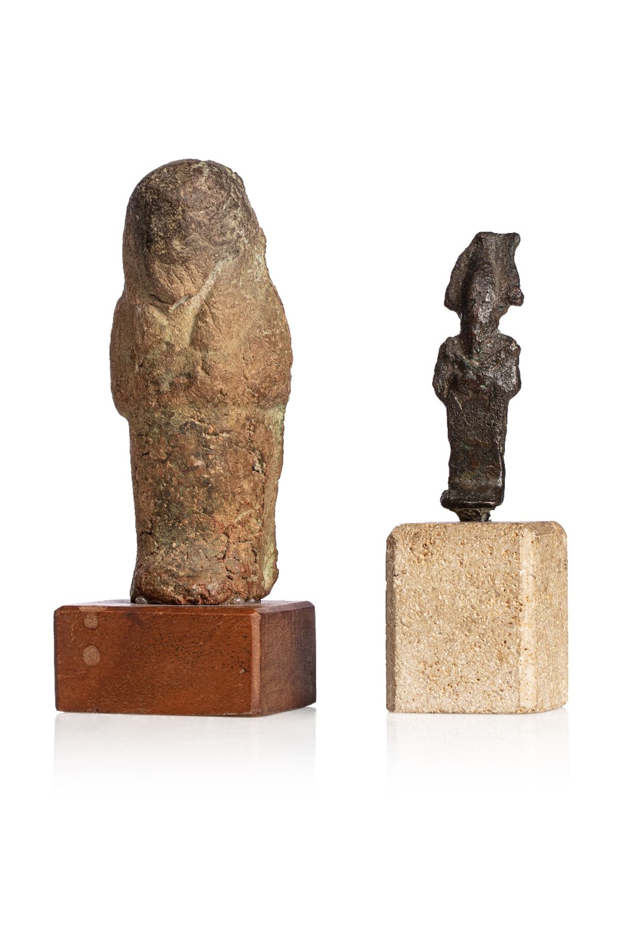 Lot comprenantUn oushebti anépigraphie Terre cuite ocre Et un osiris Bronze à patine noire Egypte,