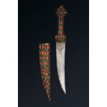 Dague ottomaneEmpire ottoman, fin XVIIIe - début XIXe siècleA poignée en laiton à décor de larmes de