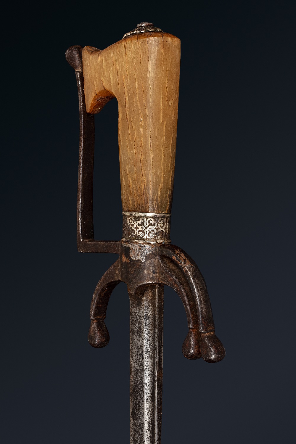NimchaMaroc, XIXe siècleEpée à poignée en corne blonde, la garde en argent, les quillons en métal. - Image 3 of 4