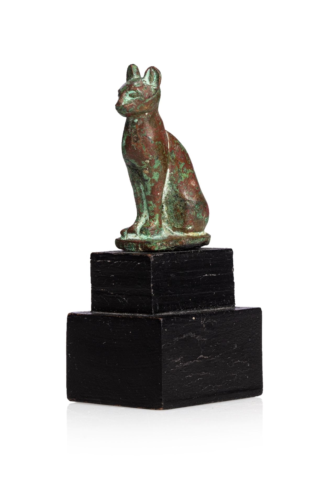 Petite statuette de chat de BastetAssise, bronze à patine vert marron lisse. Egypte, Basse Epoque ou