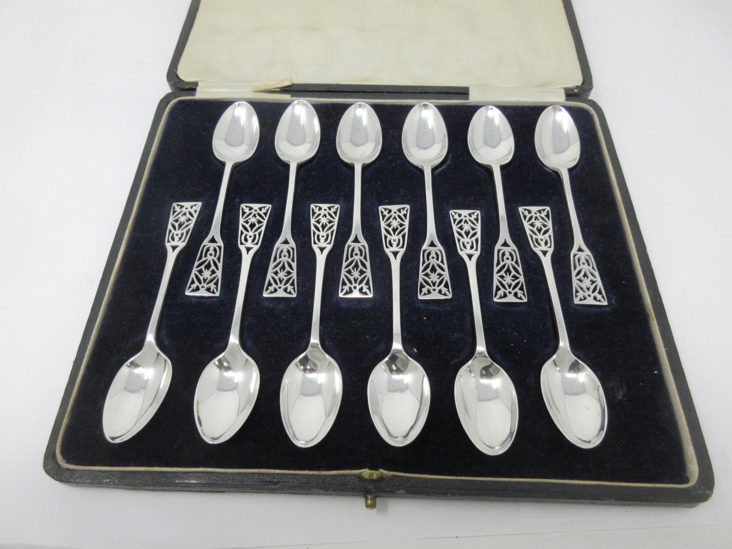 One dozen George V silver Teaspoons with flat pierced stems, Sheffield 1917, in case 