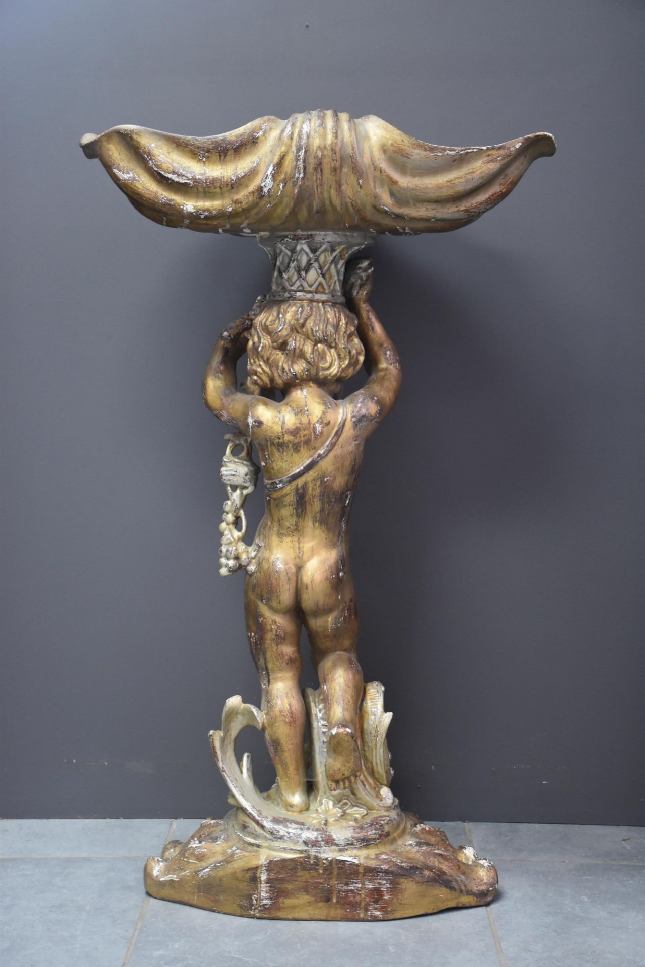 Venetian planter in carved and silvered wood representing a cherub with a shell. Height : 102 cm. - Bild 4 aus 4