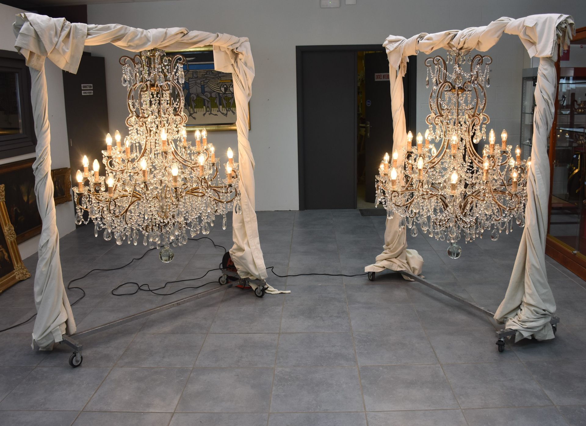 Exceptional pair of Italian romantic baroque type lights with 24 sconces circa 1960 from the famous  - Bild 2 aus 5