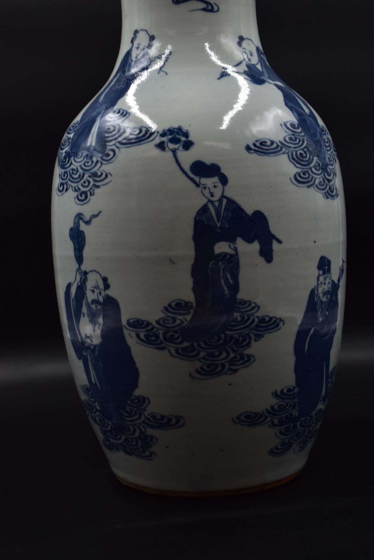 Chinese porcelain vase decorated with immortals and its wooden base ht: 46 cm. - Bild 2 aus 4