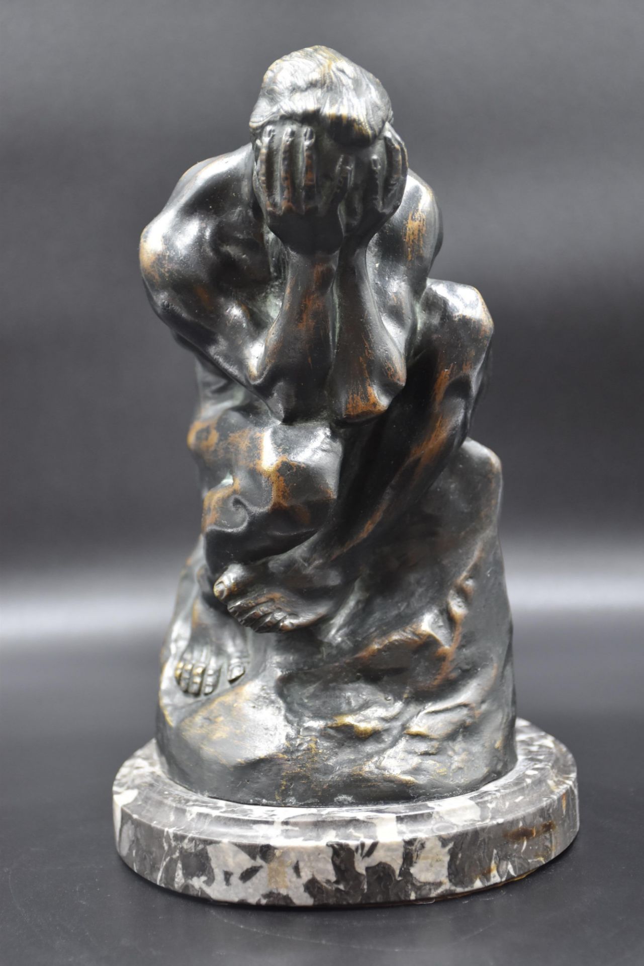 A. RODIN Bronze figure holding his head in his hands. Work around 1930. Bears the signature A. Rodin - Bild 2 aus 6
