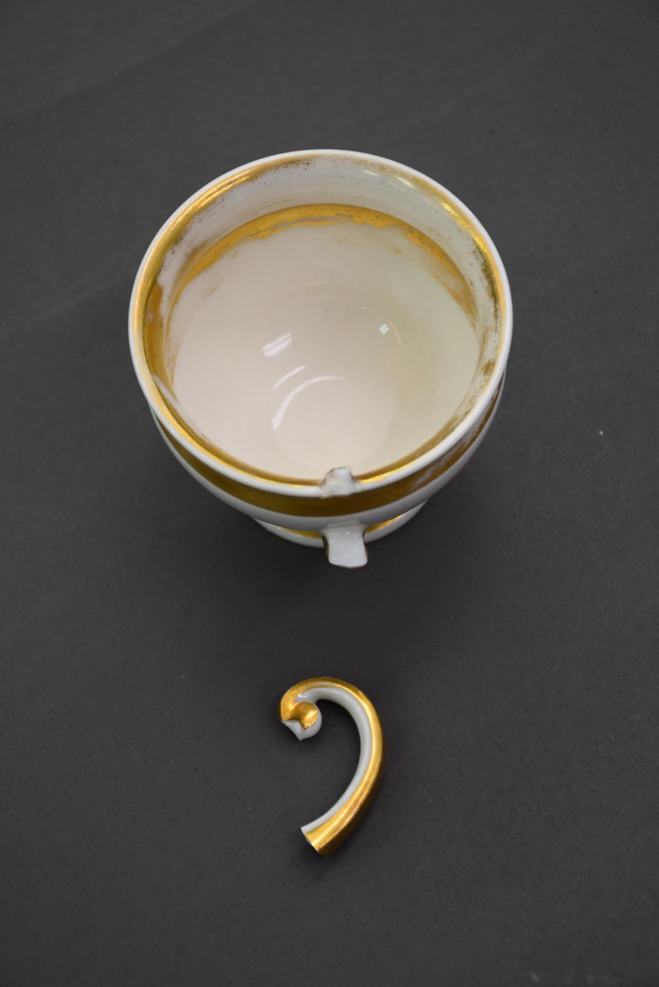 Part of a coffee service in Brussels porcelain with golden edges. Empire style. Composed of a coffee - Bild 6 aus 10