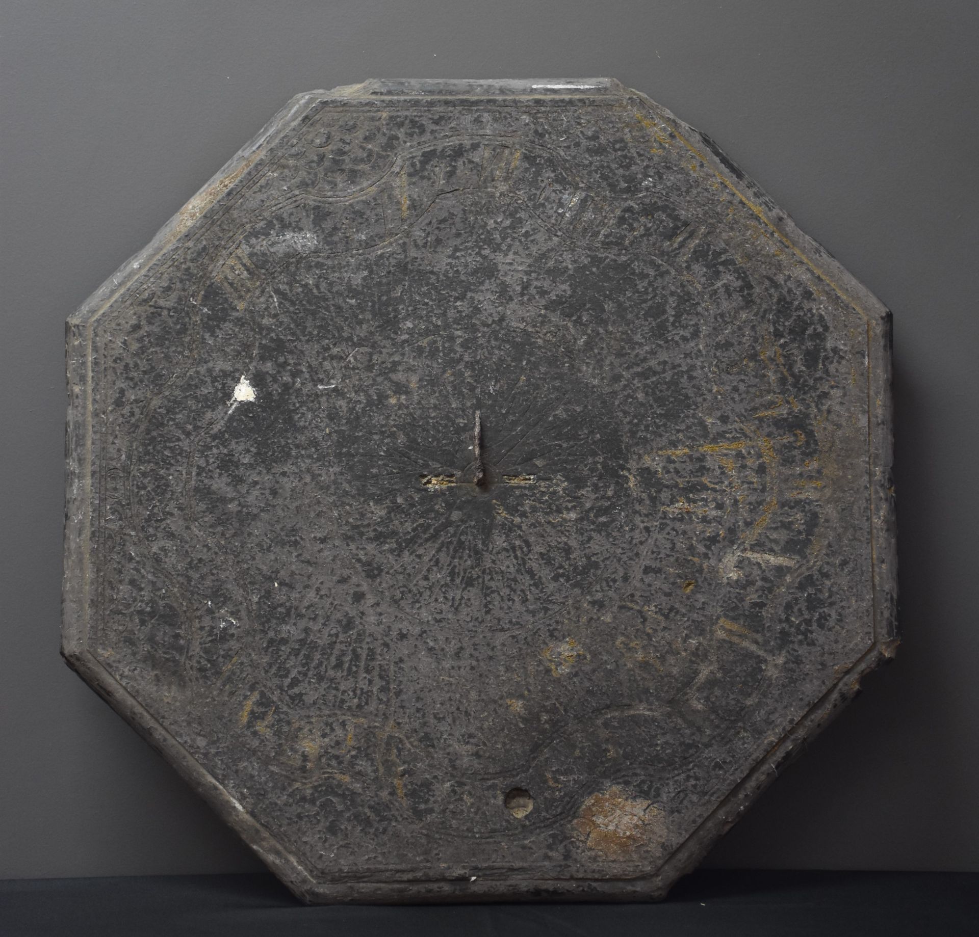 Sundial in blue stone. Period XVIII th century. (small chips, wear). Diameter : 45 cm.