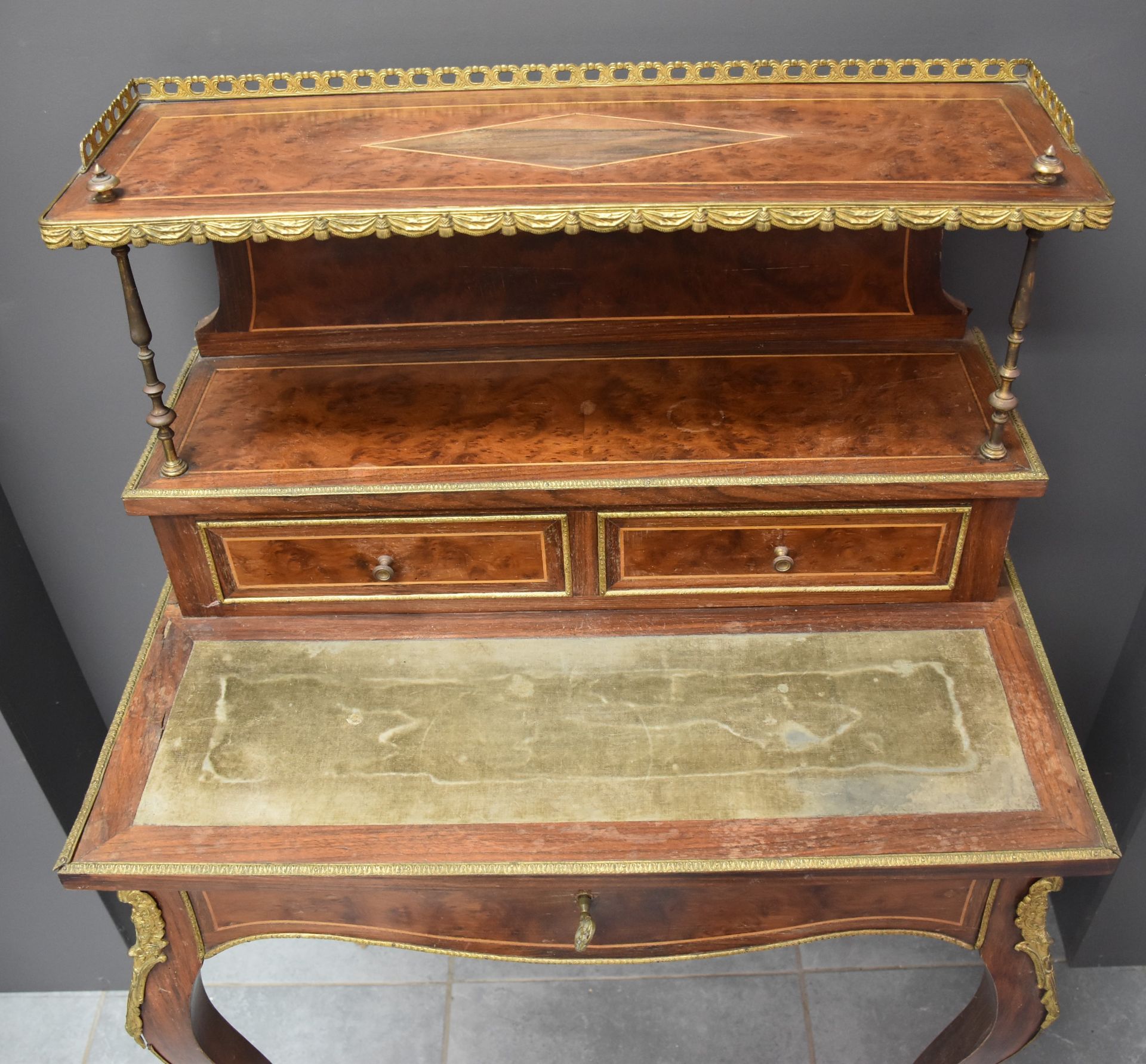 Napoleon III style stepped lady's desk. French work in veneer and bronze ornaments. Height: 116 cm. - Image 5 of 7