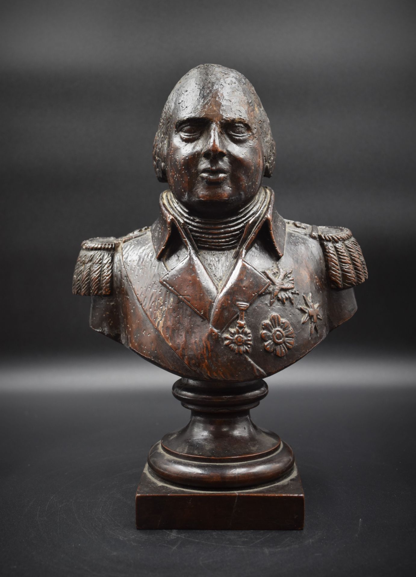 Carved wooden bust representing Louis XVIII adorned with his medals. Crowned epaulets. Wear and tear - Image 3 of 4