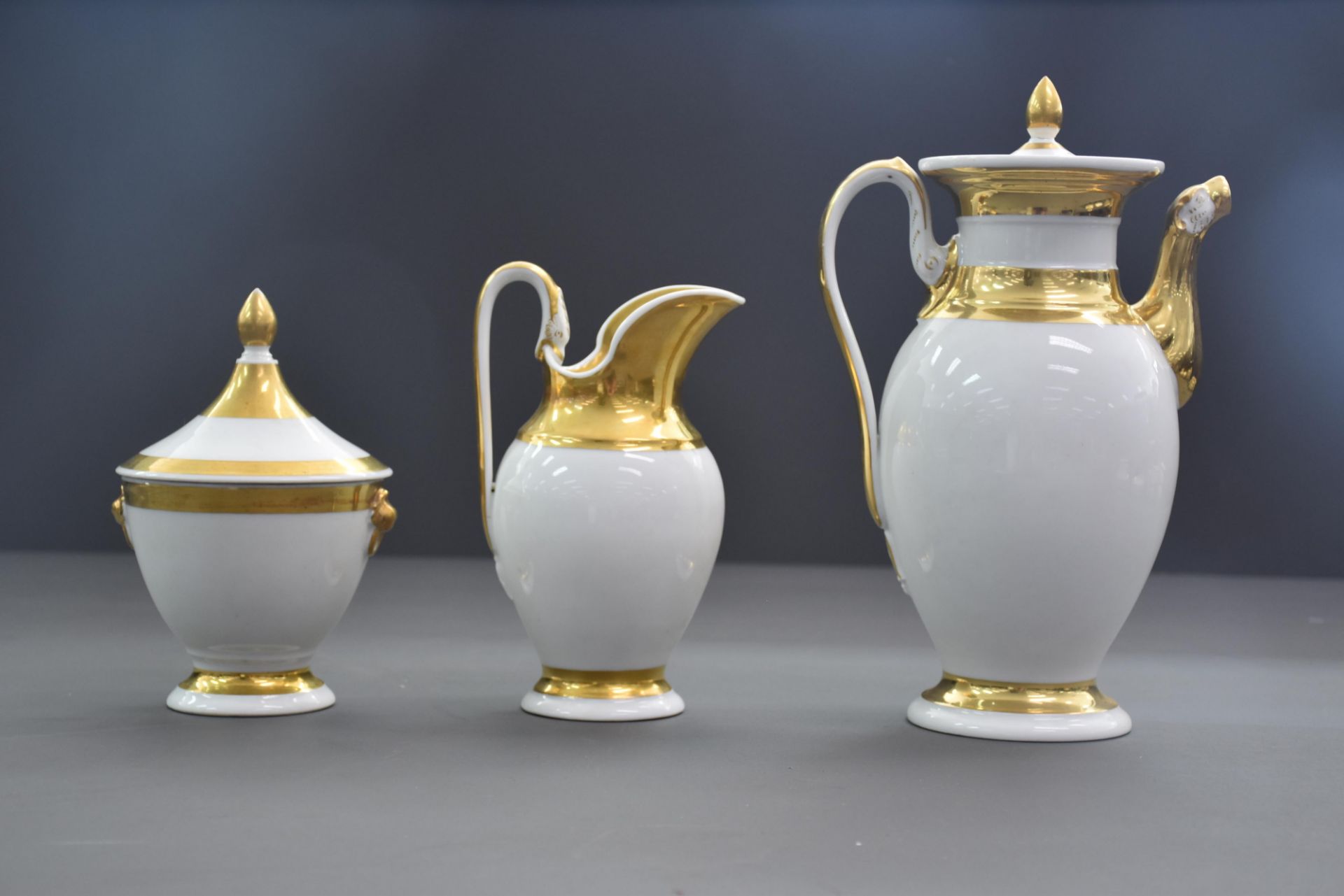 Part of a coffee service in Brussels porcelain with golden edges. Empire style. Composed of a coffee - Bild 7 aus 10