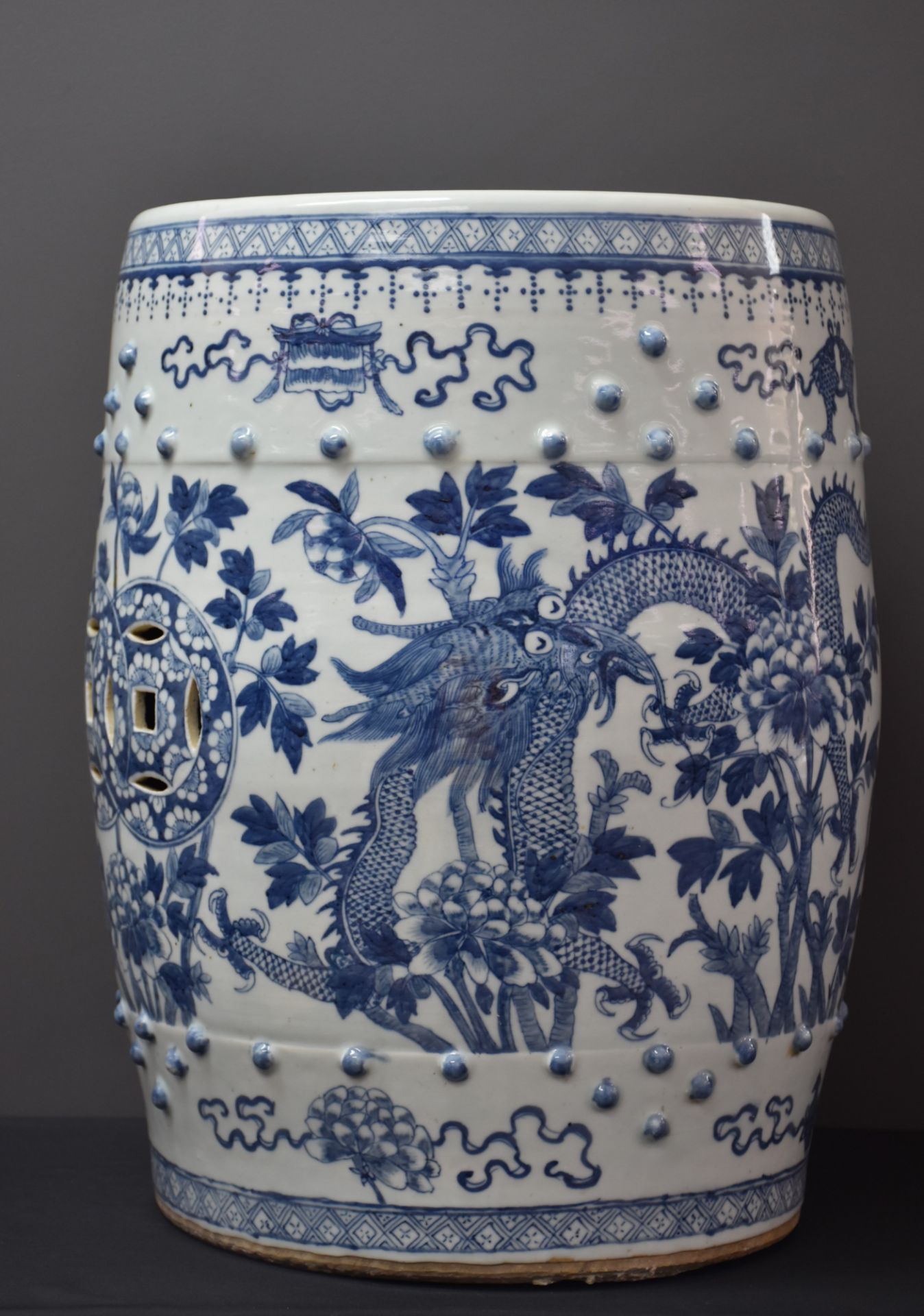 Porcelain stool of China around 1900 Ht: 48 cm.
