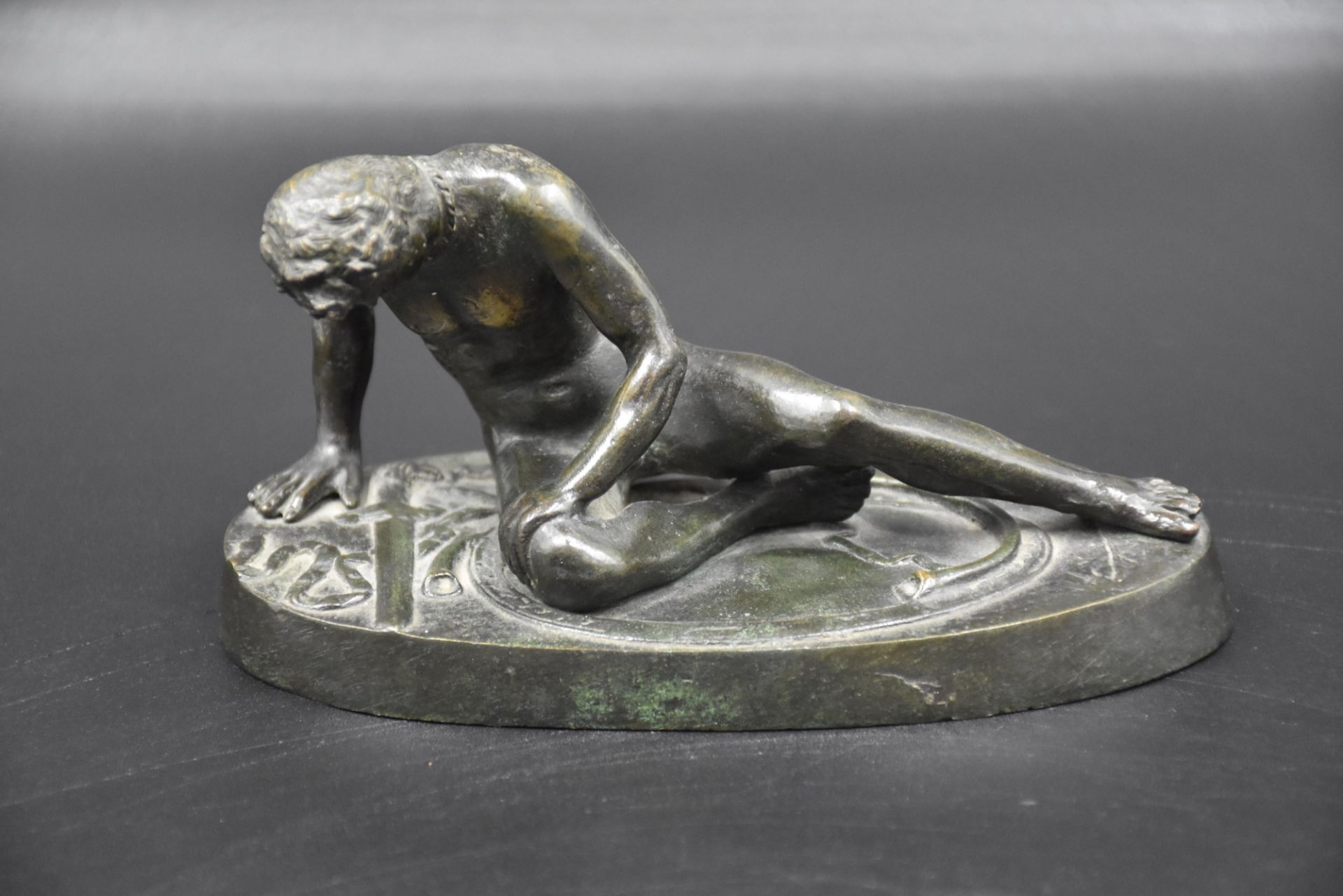 The dying Gallic warrior. Small bronze XIXth said of the great tour. Height: 8 cm. Length: 14 cm. - Bild 2 aus 5