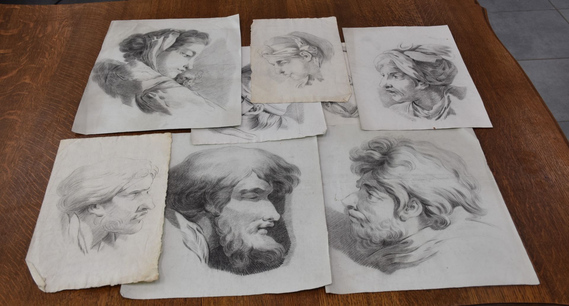 Varied lot including a good dozen of academic drawings around 1800 with some old engravings.