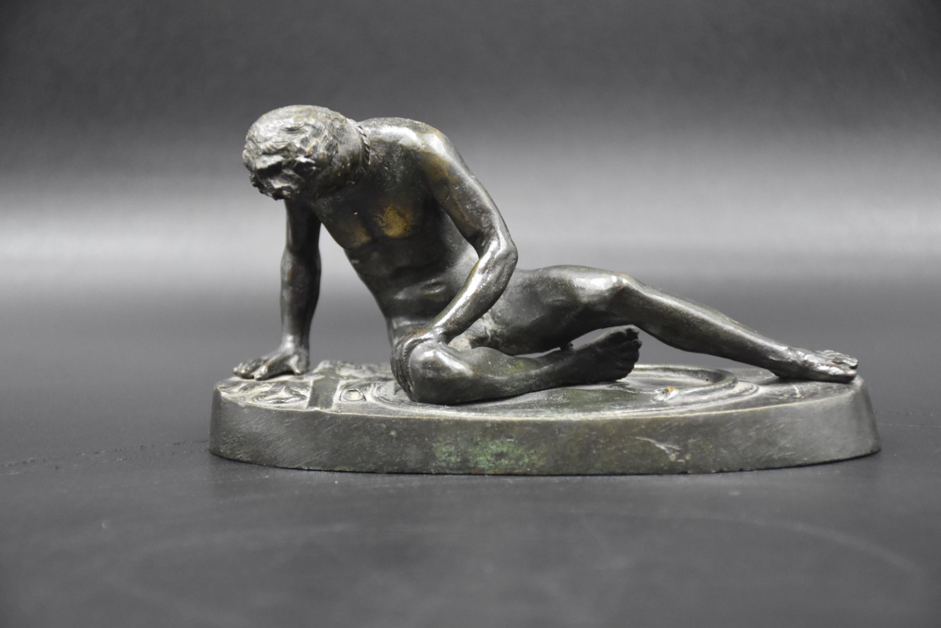 The dying Gallic warrior. Small bronze XIXth said of the great tour. Height: 8 cm. Length: 14 cm.