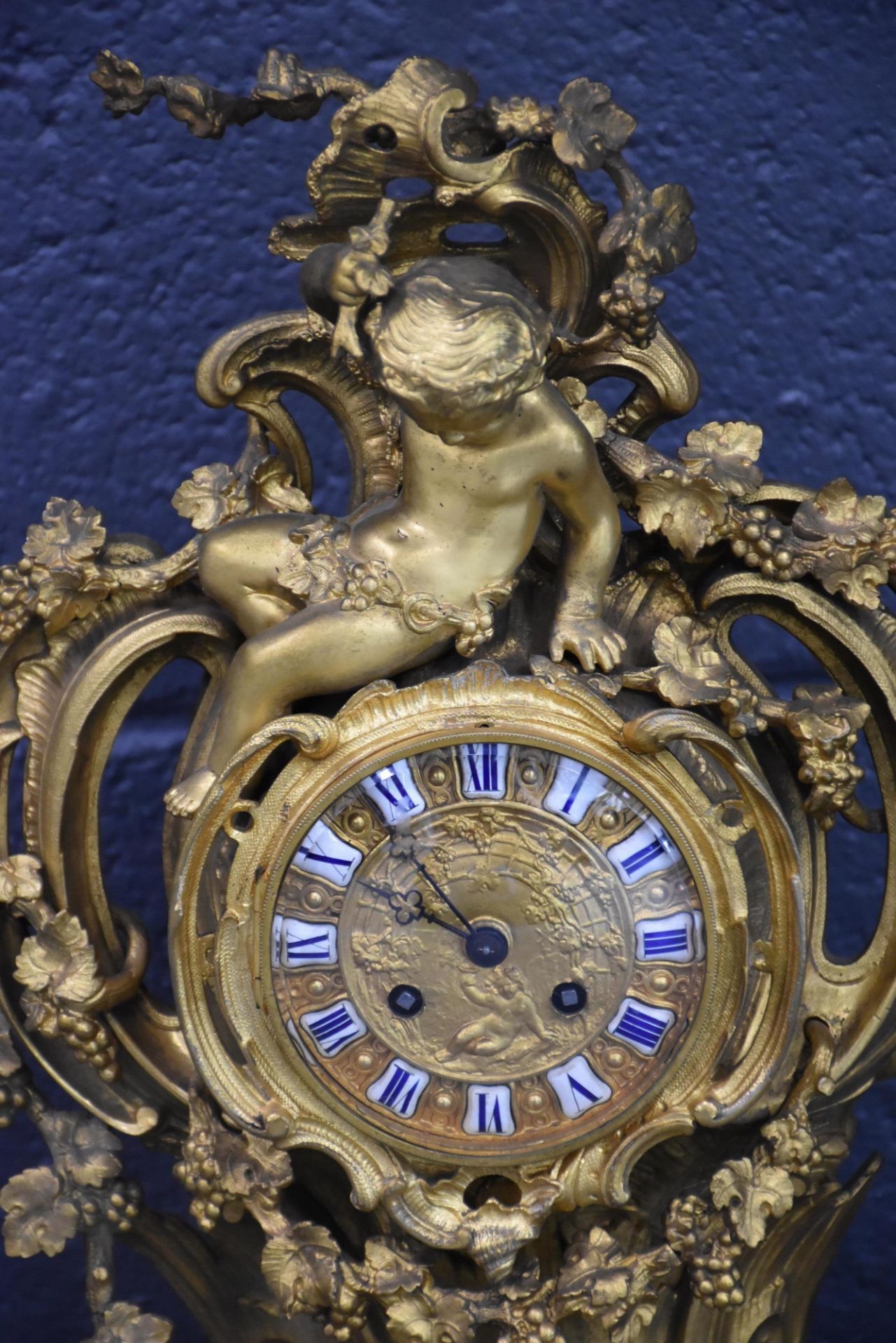 Rocaille style gilt bronze trim with putti decoration. Napoleon III period. Beautiful dial with reli - Bild 3 aus 7