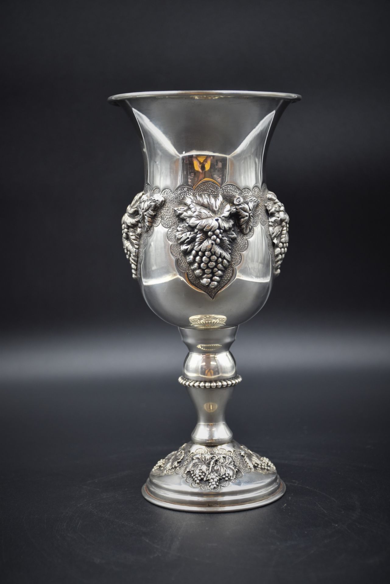 Chalice in sterling silver 925 with grapevines decoration, inside in vermeil, hallmark 925. Height :