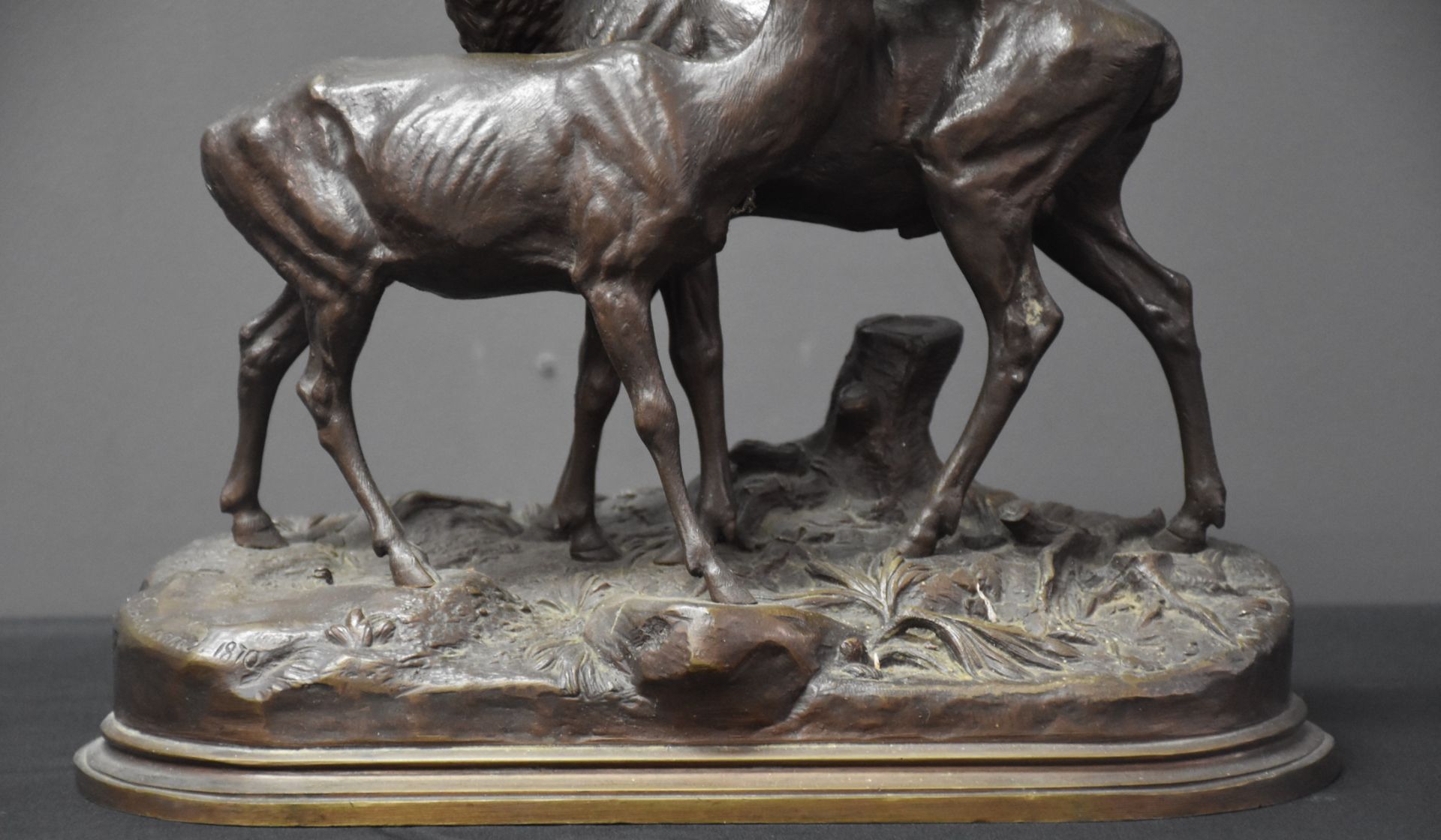 Alfred DUBUCAND (1828-1894). The stag and the doe. Bronze with brown patina. Ht : 28 cm. - Bild 3 aus 5